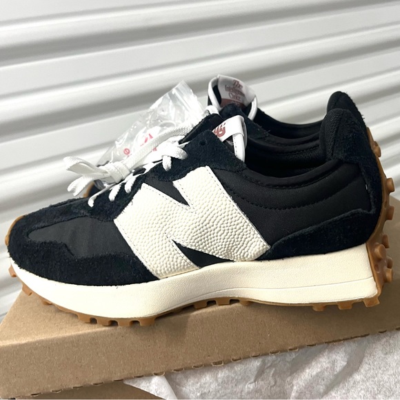 NEW BALANCE 327 WomenS Sneakers Shoes Black/White Leather Logo size 8.5 - Picture 14 of 14